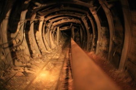 Lorenschiene bis tief unter Tage